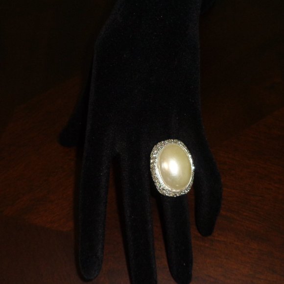 Faux oversized pearl ring-costume jewelry - Picture 9 of 11
